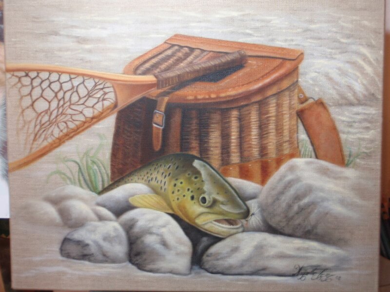 Antiker Korb mit Bachforelle