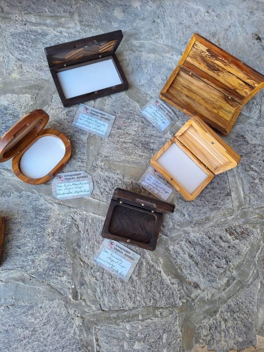 Handgefertigte Fliegendosen mit verschiedenen Holzarten